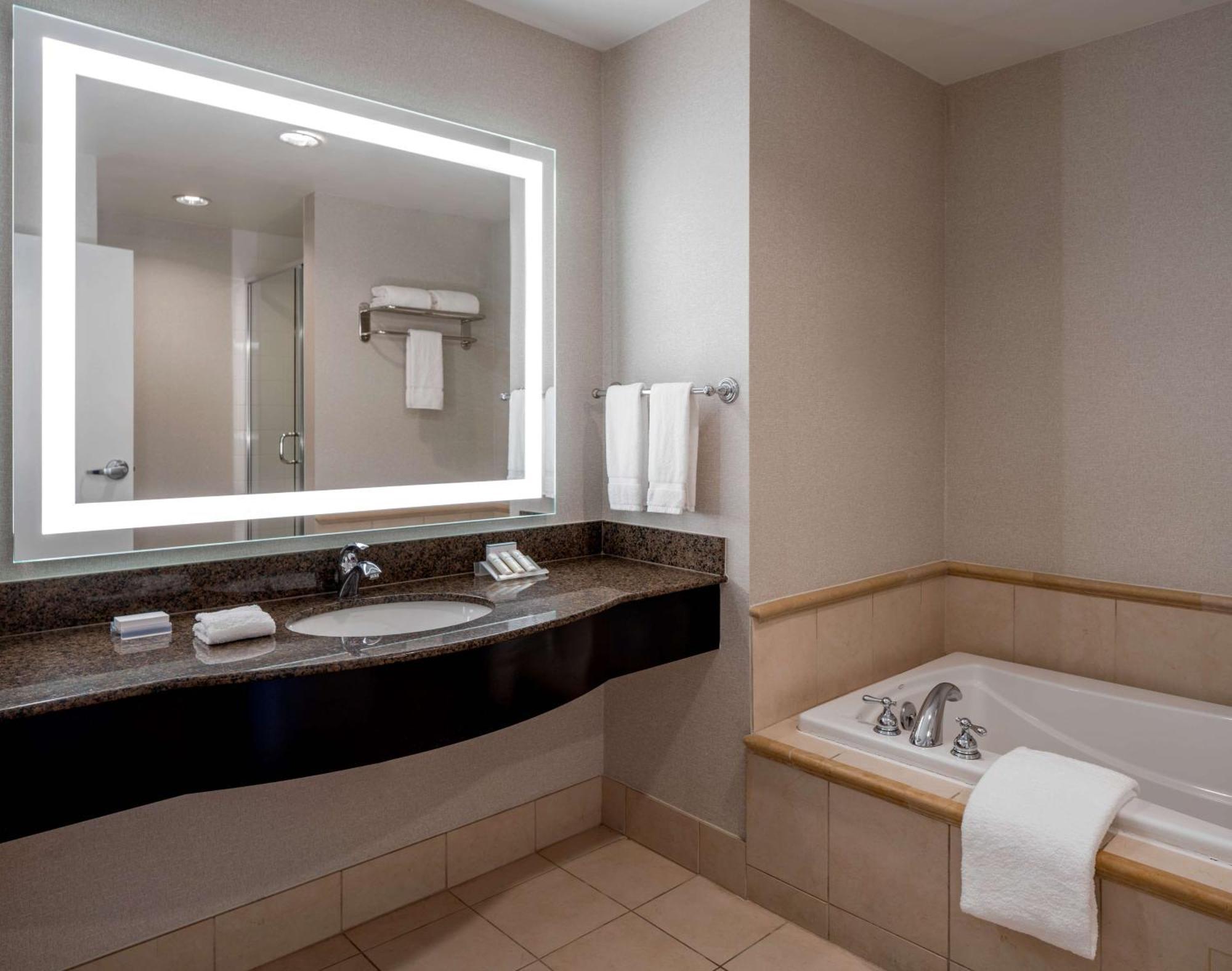Hilton Garden Inn Jackson Downtown Экстерьер фото